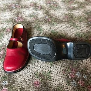 Red size 8/12 Born loafers